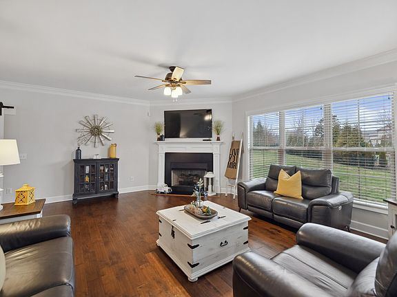 3rd image of 123 Alderwood Dr