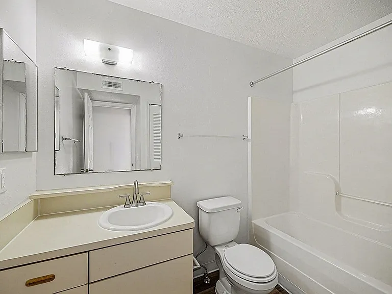 Brentwood Park Apartments — Photo 36