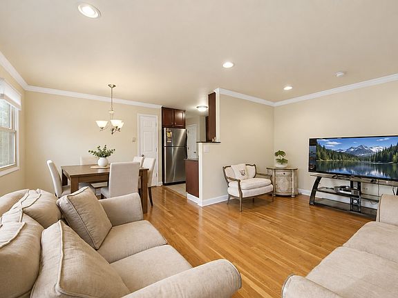 3rd image of 38 Elgin Ave APT B6