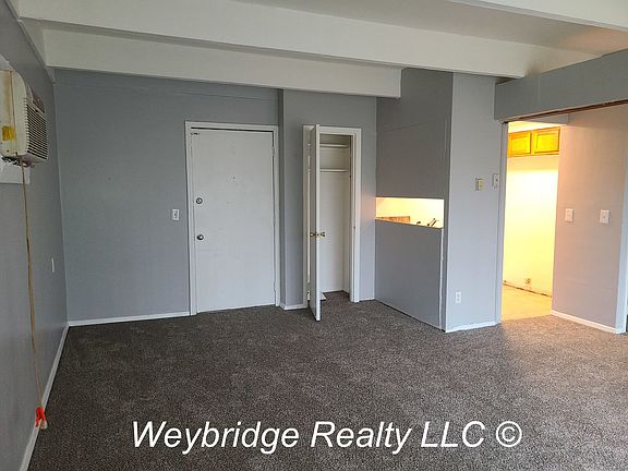 4th image of 2088 Harrison Ave #3