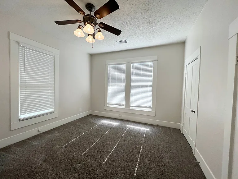 421 E Myrtle St — Photo 13