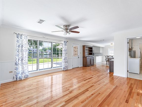 5th image of 216 Lake Crescent Cir