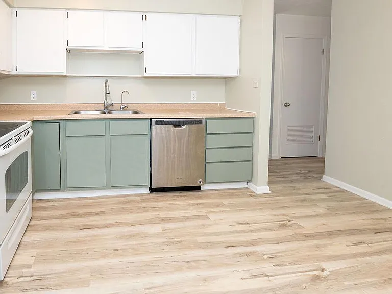 Large kitchen with dishwasher!