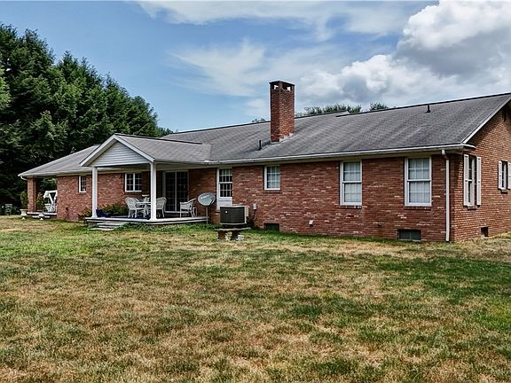 4th image of 988 College Dr SE