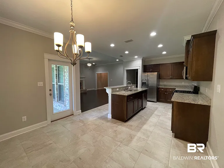 253 Hawthorne Cir — Photo 2