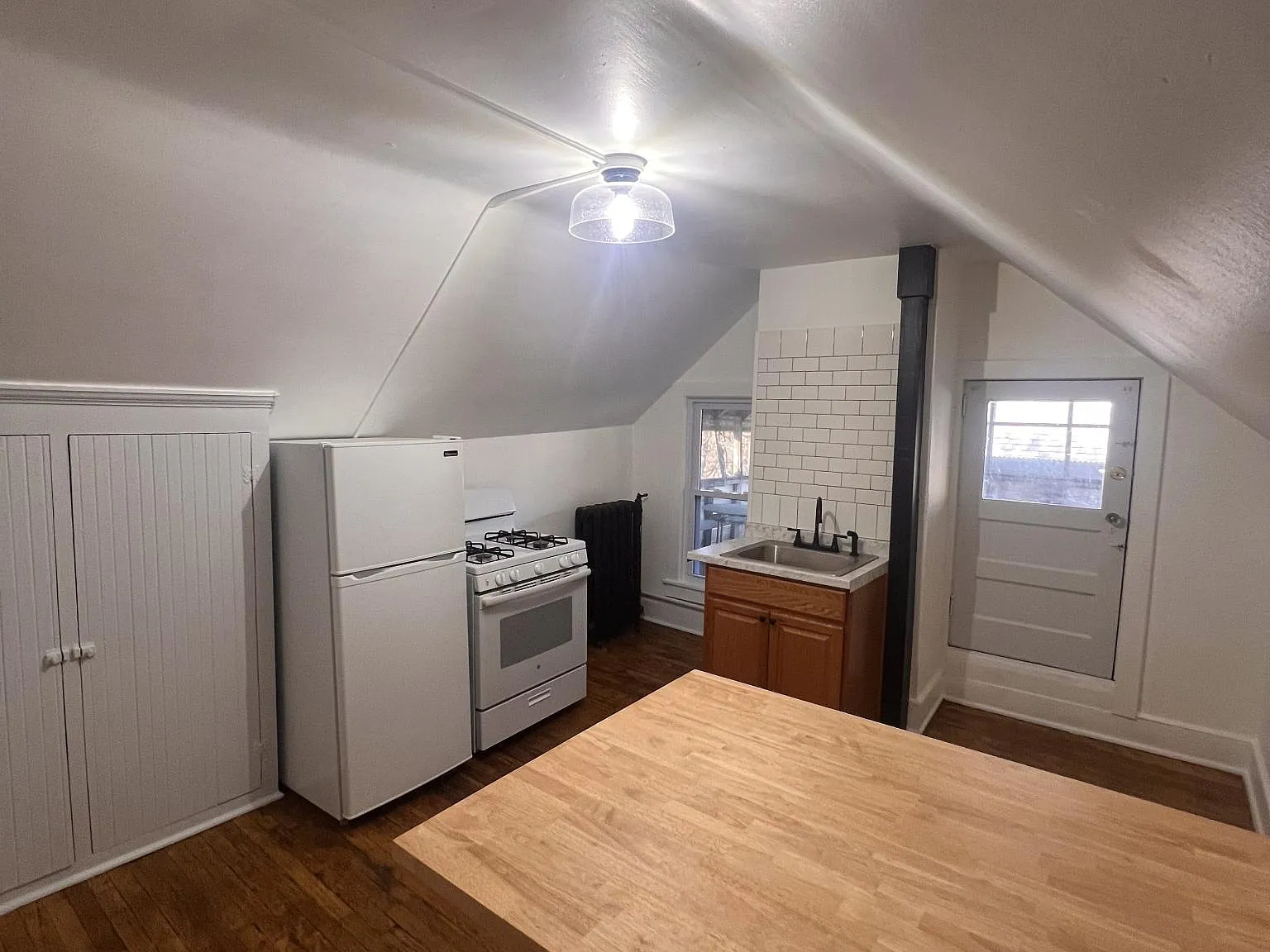 2 bed, 800 sqft, $1,300 — Photo 2