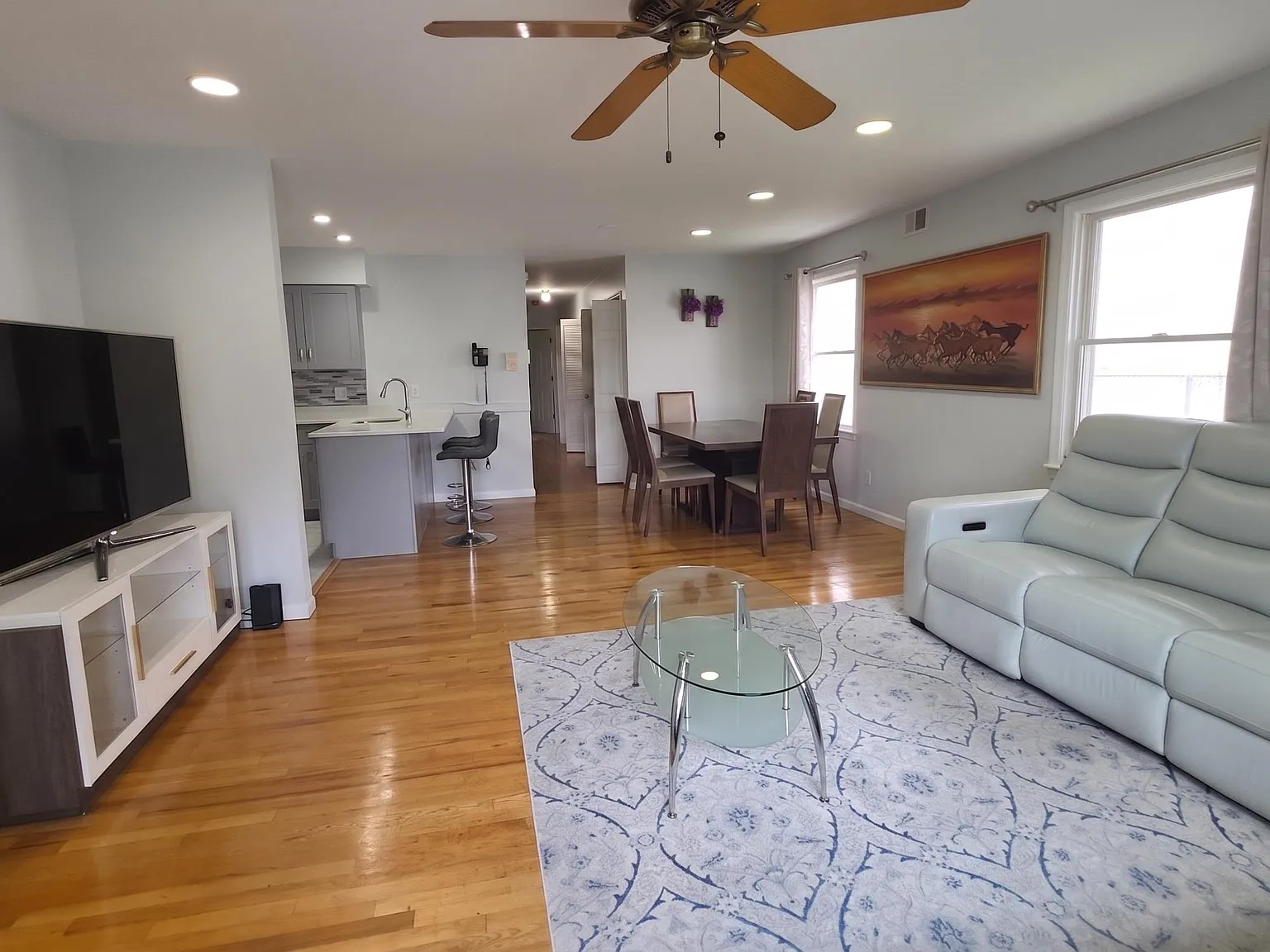 3 bed, 2.0 bath, 1500 sqft, $3,000 — Photo 2