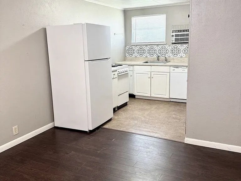 709 N Broadway St — Photo 4