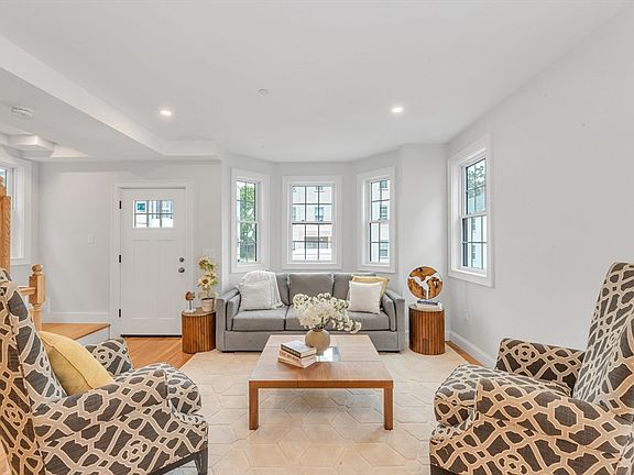 4th image of 112 Armandine St #1