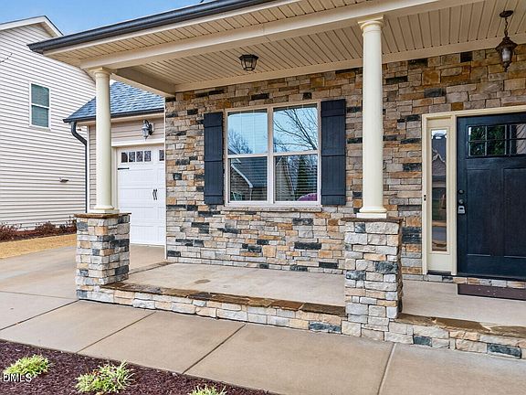 3rd image of 8 Hawthorne Ln
