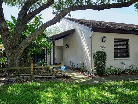 2nd image of 3924 Glen Oaks Manor Dr