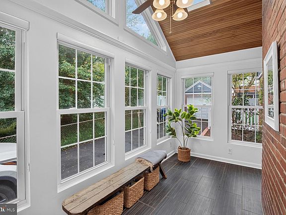 4th image of 301 Pinewood Ave