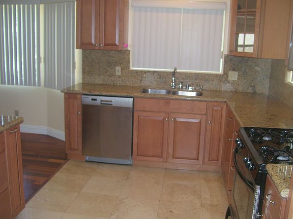 3rd image of 1143 N Catalina St