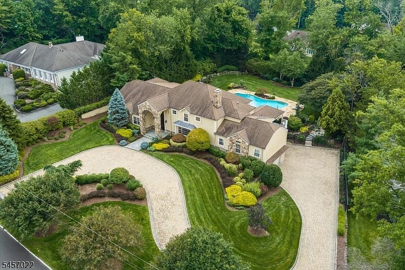 1st image of 25 Notch Hill Dr
