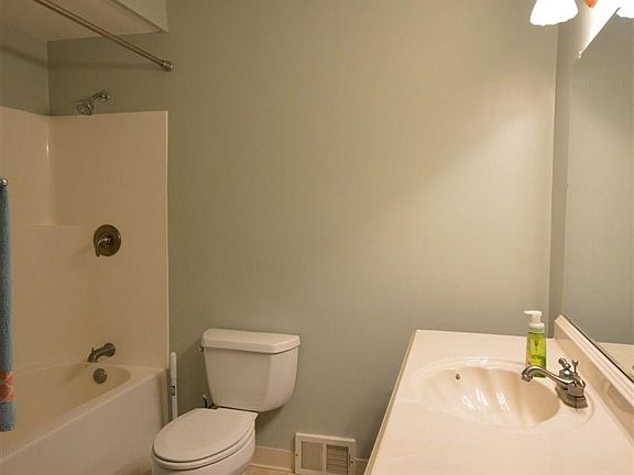 4th image of 2652 Valley Dr