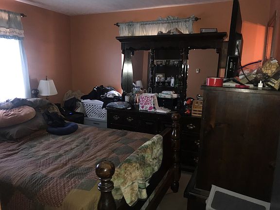 3rd image of 141 Climer Ln