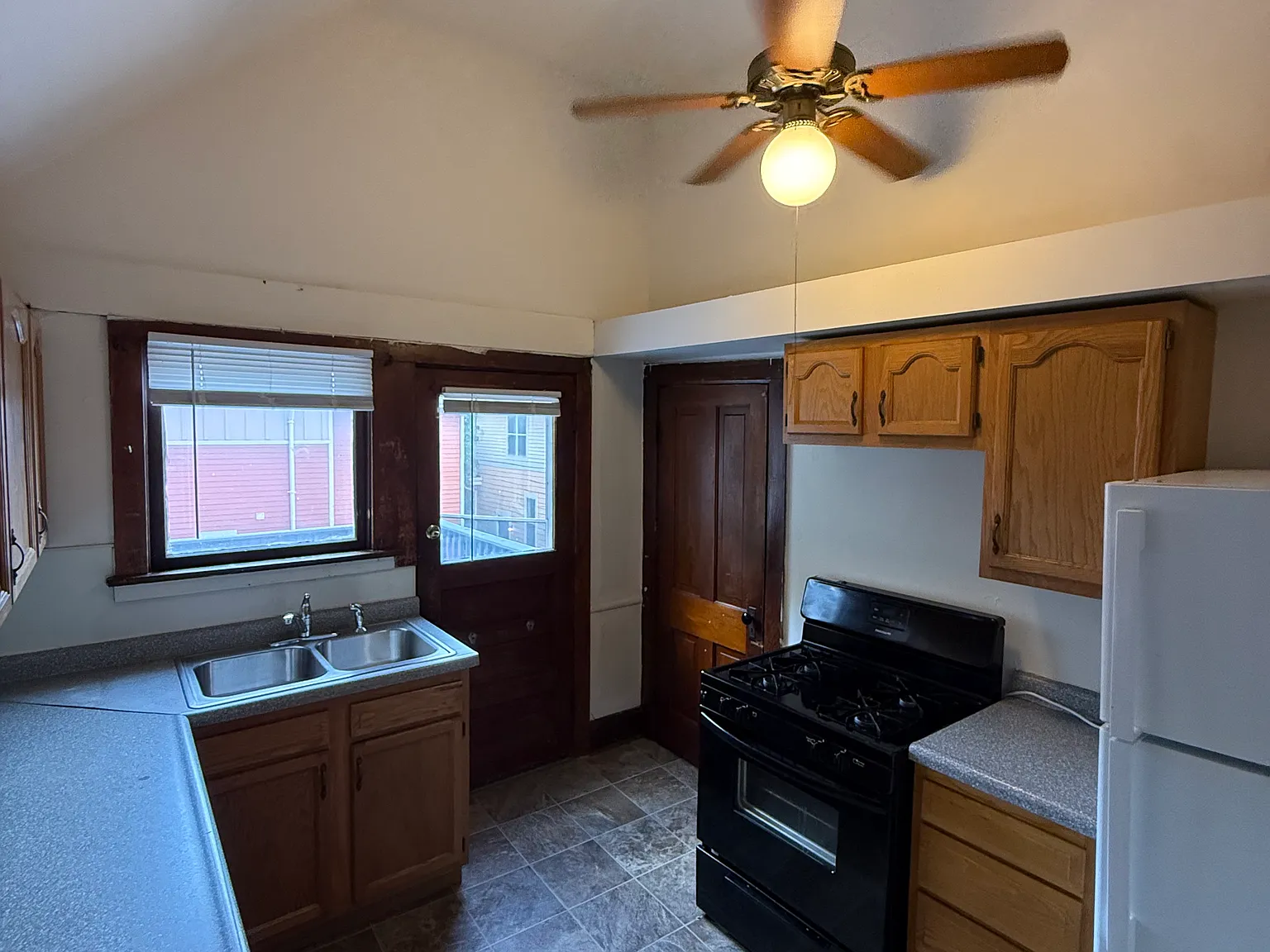 4 bed, 1099 sqft, $3,650 — Photo 4
