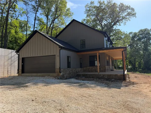 1902 N Double Springs Rd, Fayetteville, AR 72704