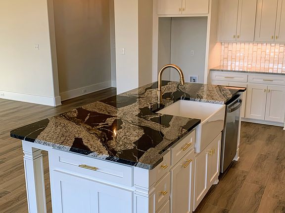 5th image of 255 Donna Ln