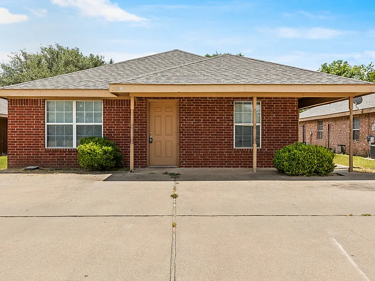 217 E East Craven Ave — Photo 1