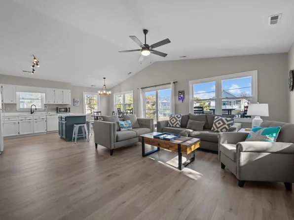 213 Cedar St, Emerald Isle, NC 28594