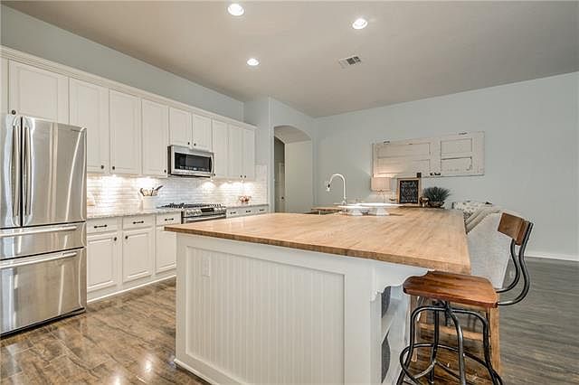 2nd image of 9736 Colonywood Dr