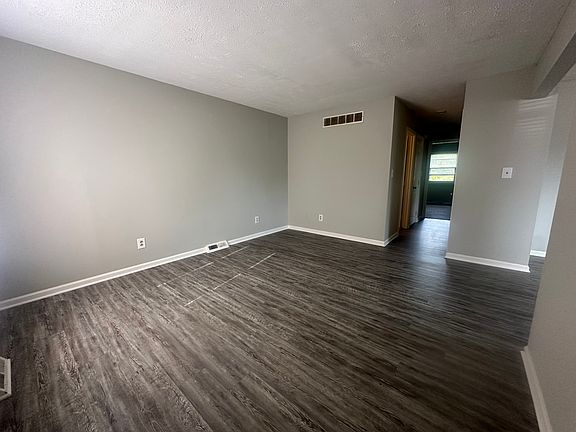 3rd image of 1300 River Park Cir