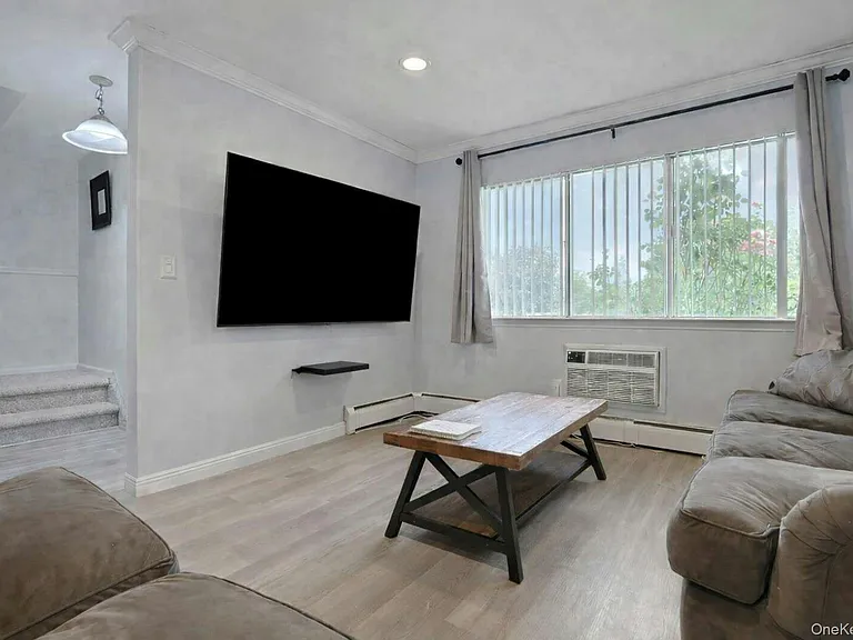 121 Coachlight Sq — Photo 4