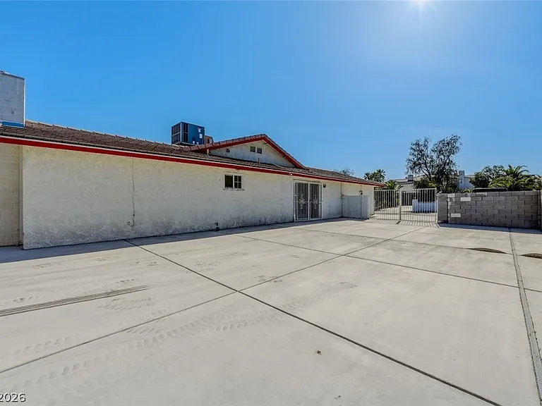 6760 W Oakey Blvd — Photo 39