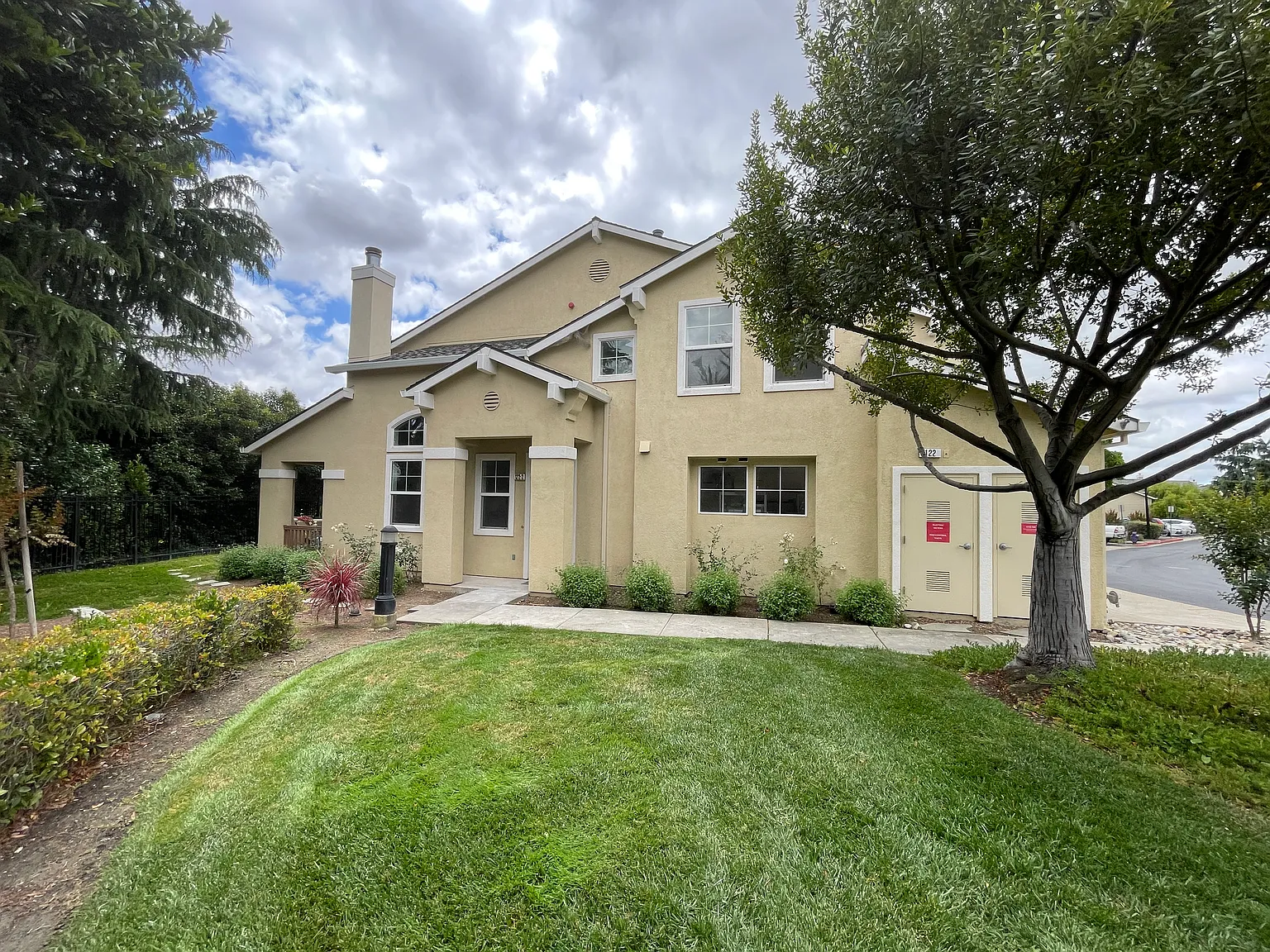 3 bed, 2.5 bath, 1322 sqft, $3,500 — Photo 2