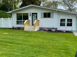 22 School St, Hampton Bays, NY 11946