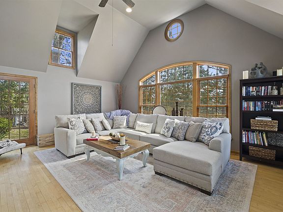 2nd image of 555 Highlandview Dr