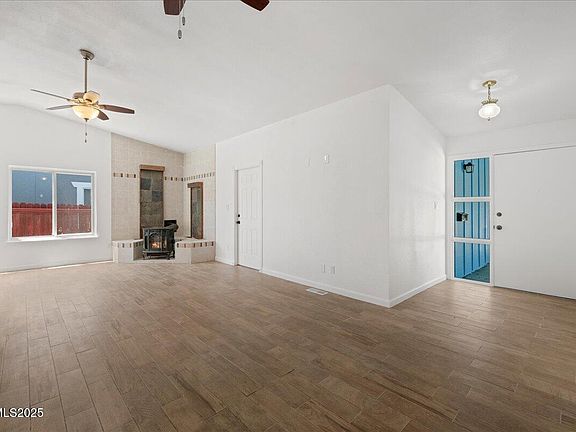 4th image of 1095 E York Way