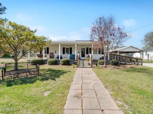 221 1st St, Wallace, NC 28466