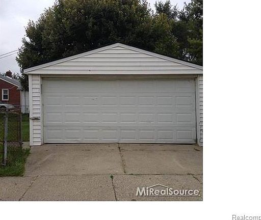 3rd image of 19015 Roscommon St