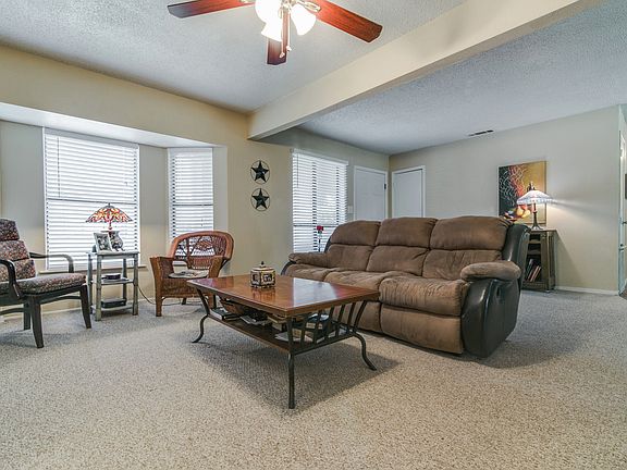 5th image of 812 Oak Grove Ln