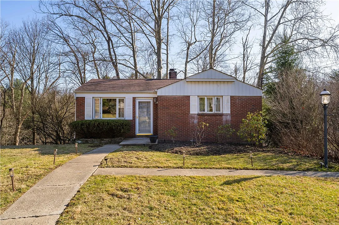 2424 Hampton Ave photo 1
