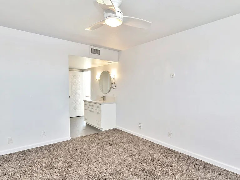 1615 E Maryland Ave — Photo 15