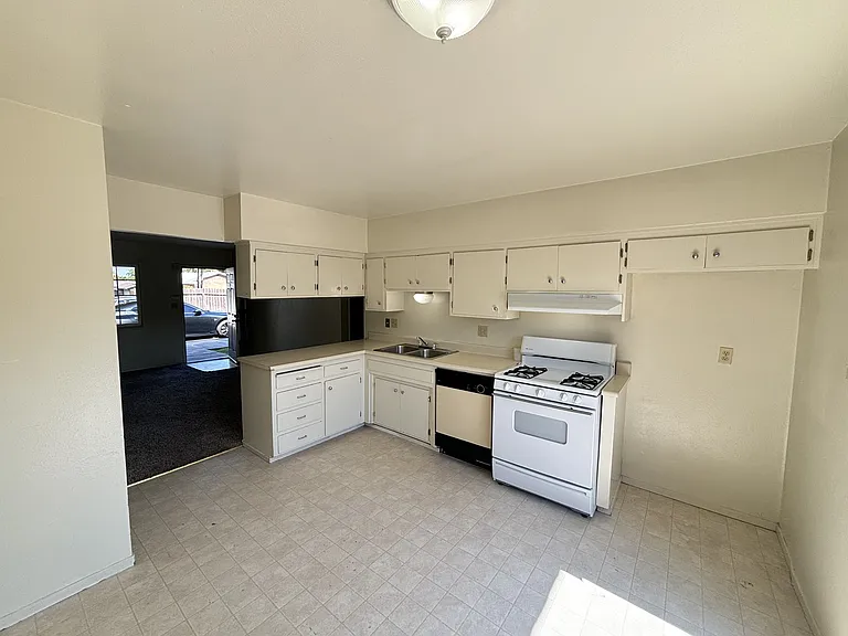 1704 Rose Ave — Photo 3