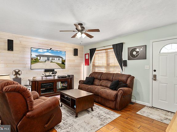 5th image of 111 Jenny Ct