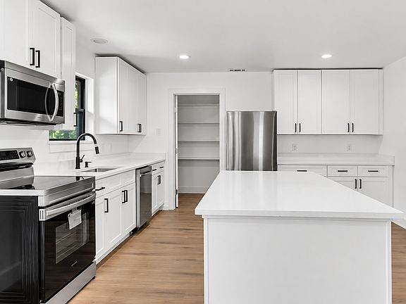 4th image of 7207 Greenspan Dr