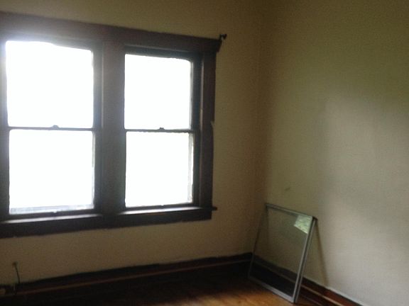 5th image of 323 College Ct