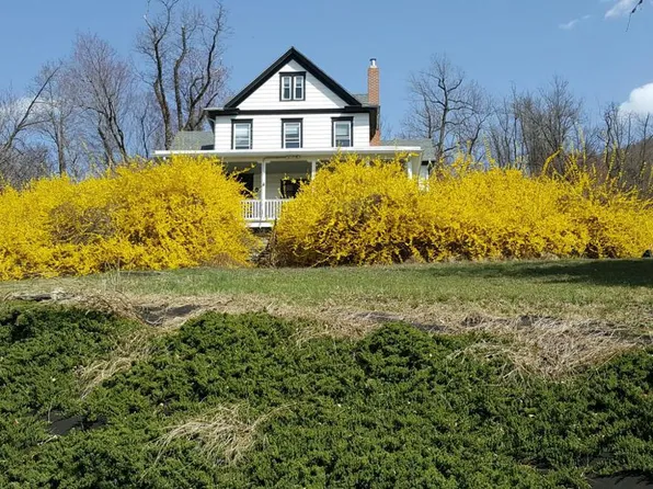 6 Hillside Rd, Dauphin, PA 17018