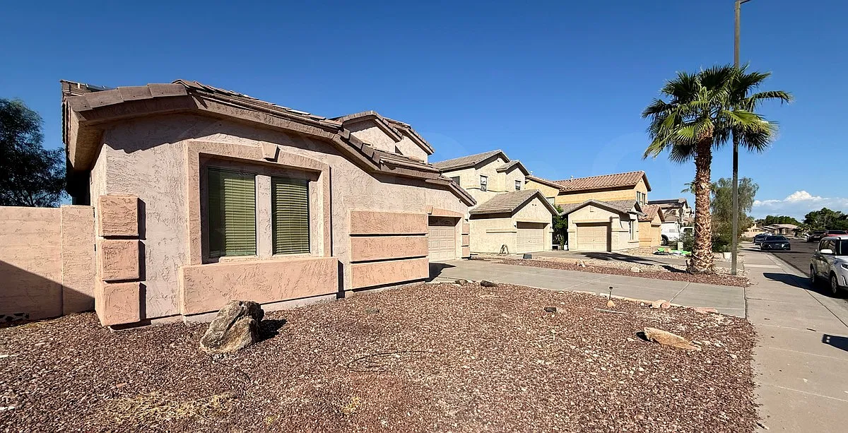 3 bed, 2.0 bath, 2744 sqft, $3,000 — Photo 2