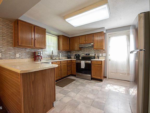 5th image of 27 Kelley Dr