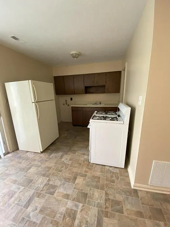 407 Kensington Dr, — Photo 2