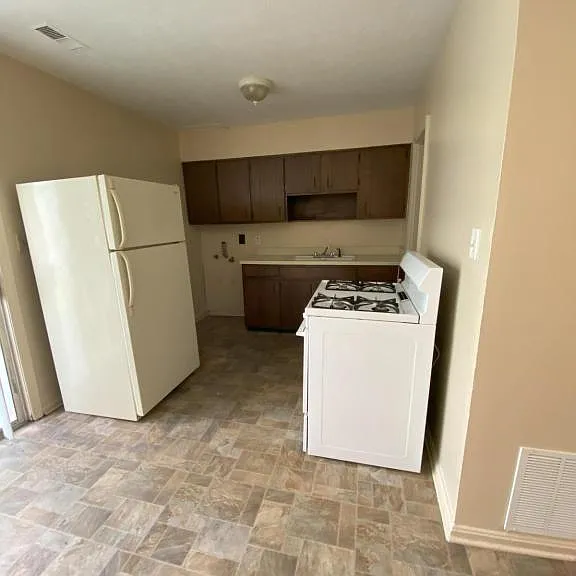 407 Kensington Dr — Photo 2