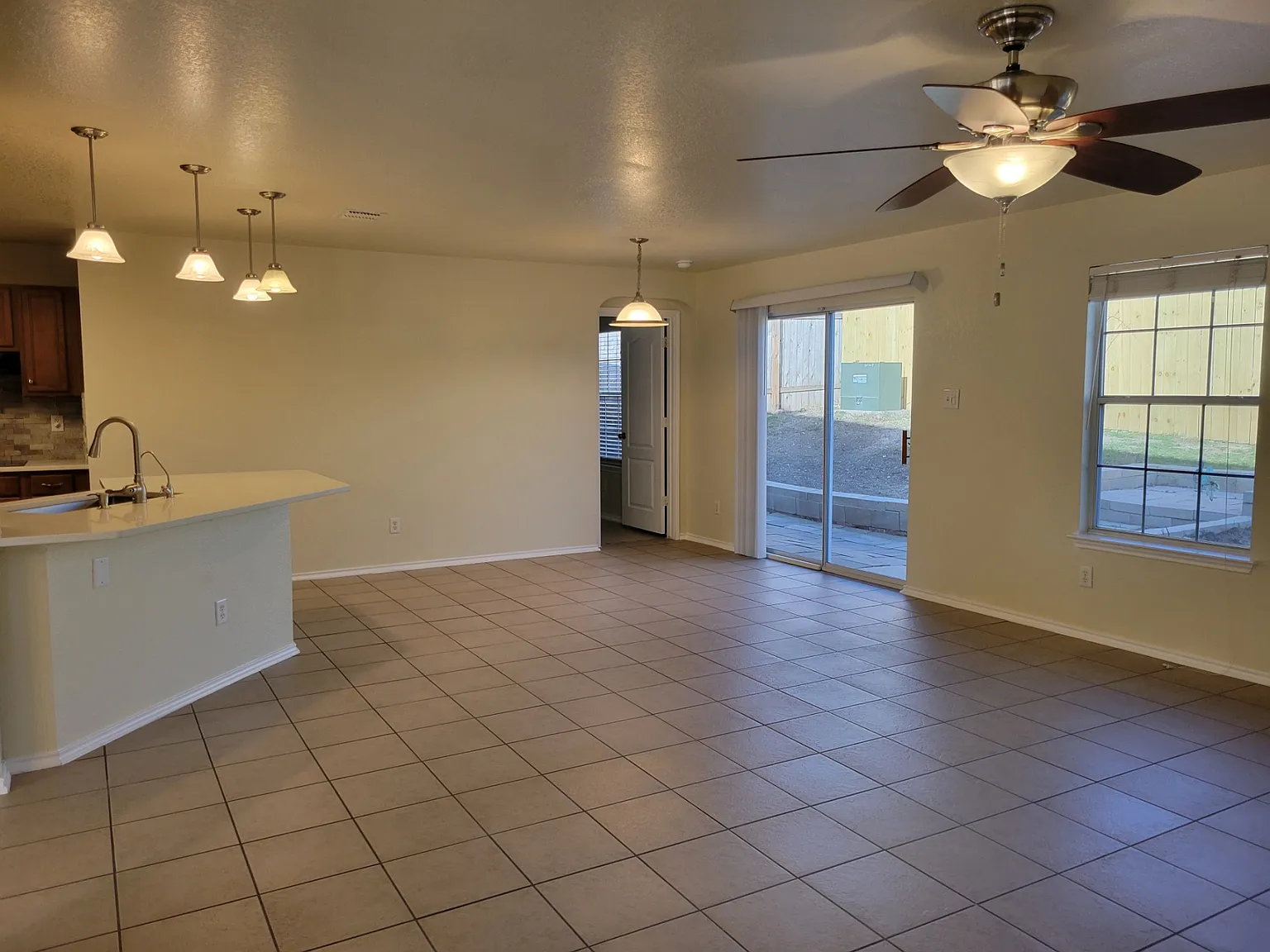 3 bed, 1975 sqft, $1,900 — Photo 4