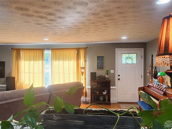 3rd image of 790 Indianwood Dr