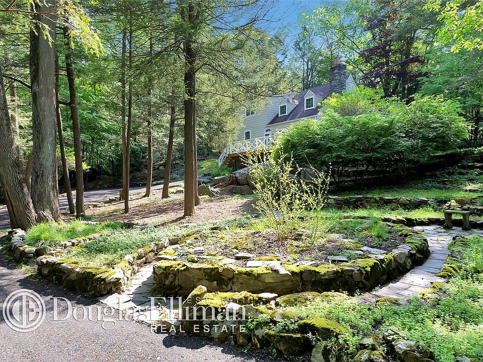 1st image of 1070 Barrett Cir W
